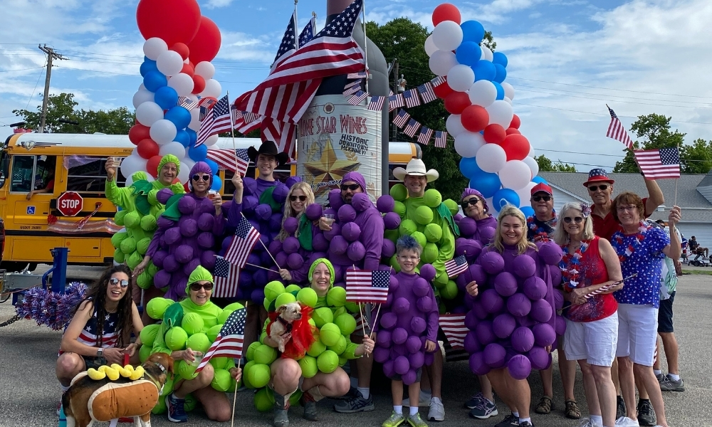 volunteers-grapes